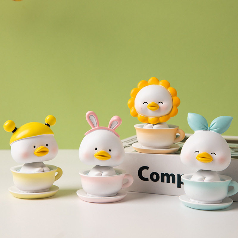 卡通小鸭汽车内载装饰小摆件创意茶杯鸭办公桌面工艺礼品可爱摆件