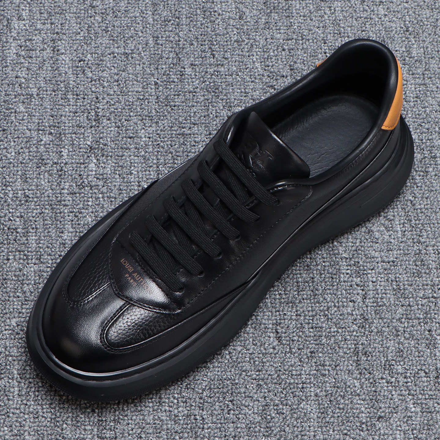 潮牌真皮鞋子男款2026新款轻便透气小黑鞋厚底百搭运动休闲板鞋男