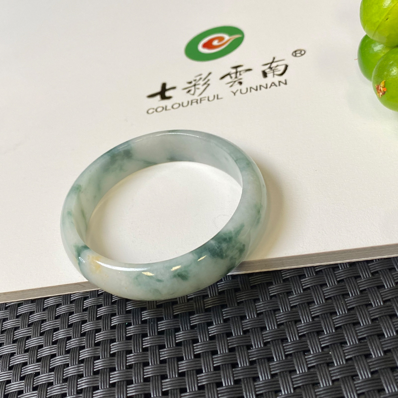 七彩云南天然翡翠飘花贵妃手镯