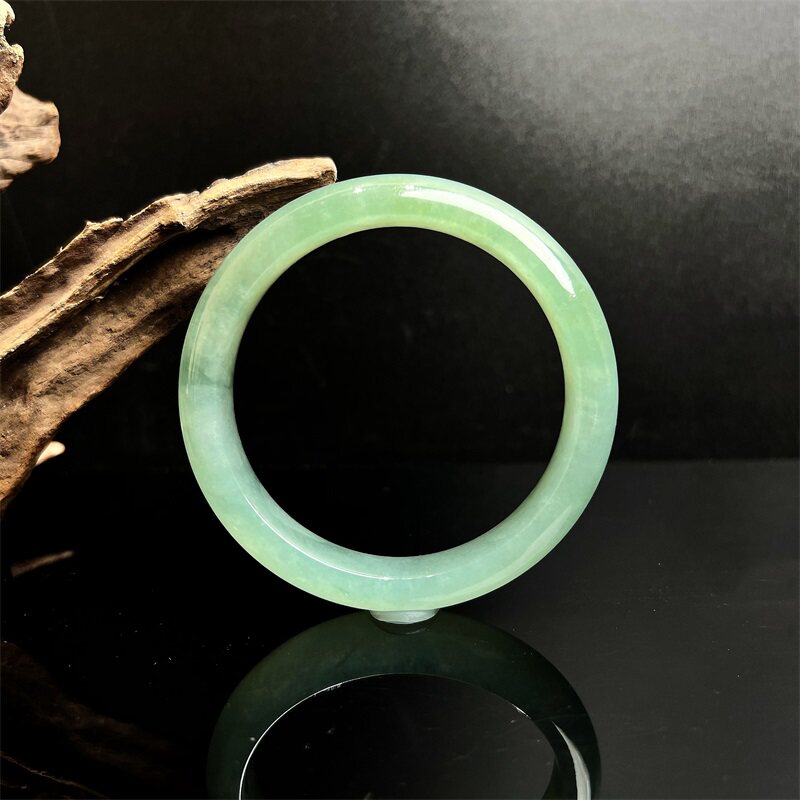 七彩云南天然翡翠冰种湖水绿手镯