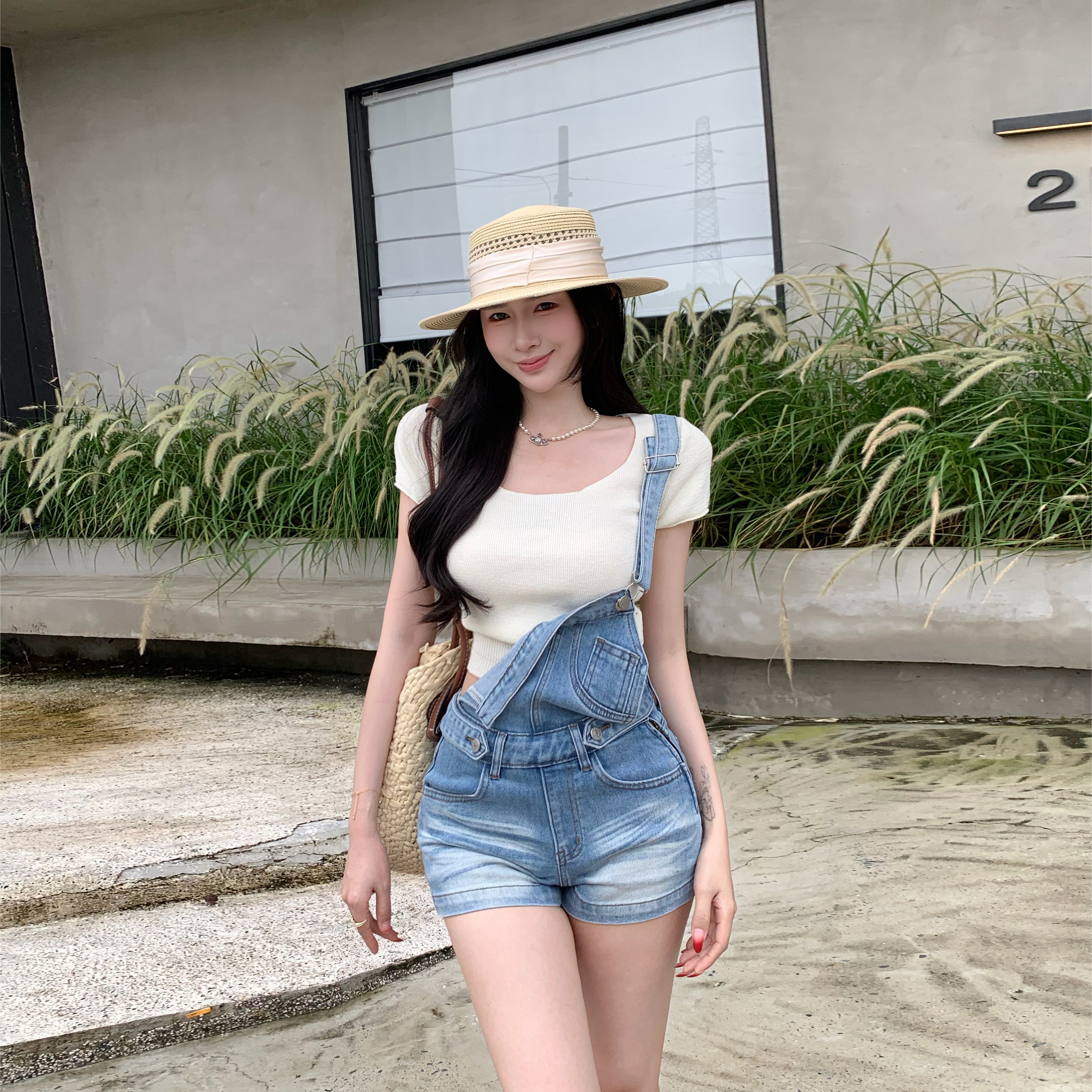 李李家秋日甜感单肩牛仔背带短裤女2026新款修身显瘦显腿长热裤图片
