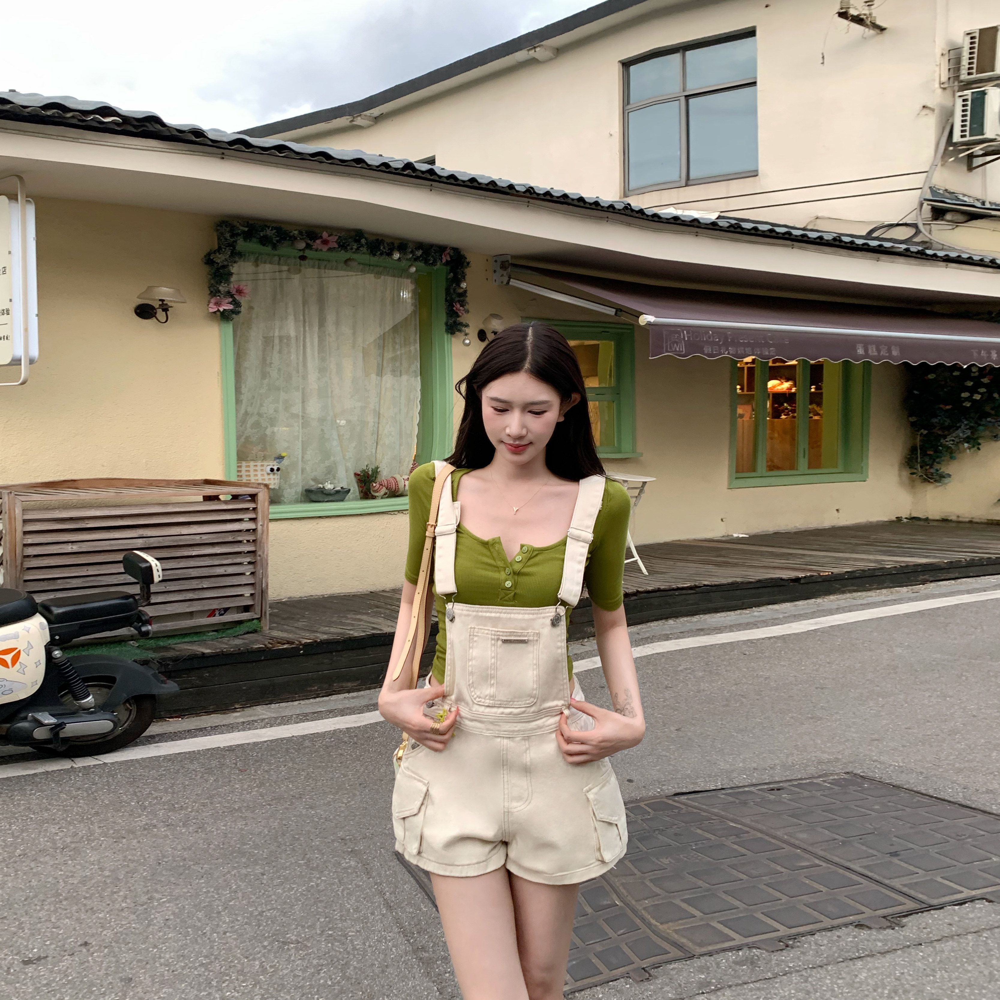 李李家元气少女风工装牛仔背带短裤女2026秋新款高腰显瘦松弛热裤图片