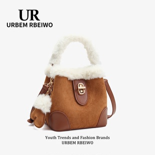 UR包包女秋冬小众毛毛包麂皮绒拼接羊羔毛水桶包圣诞节单肩斜挎包
