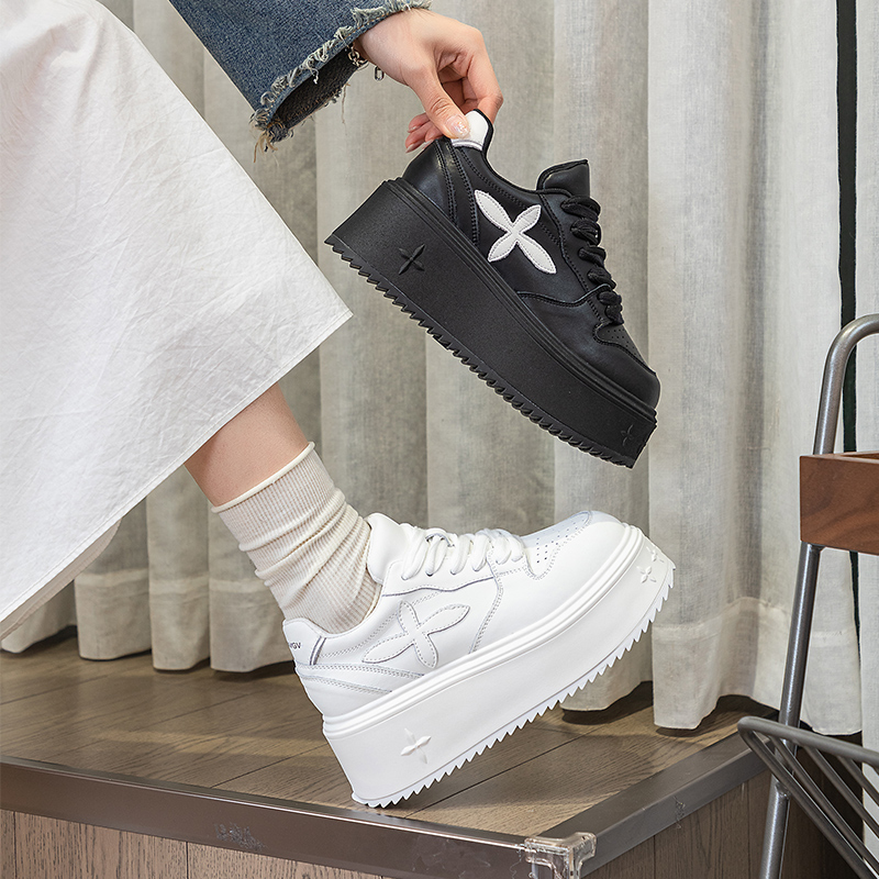 街拍四叶草小个子厚底小白鞋女