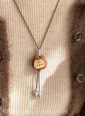 晚睡的桔梗「喵喵头」小众可爱木头小猫银鱼毛衣链皮绳设计项链
