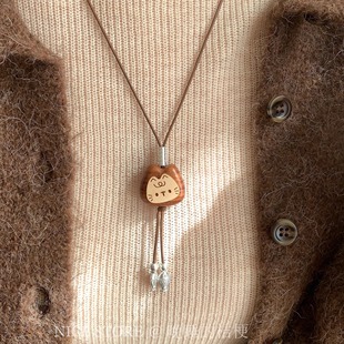 晚睡的桔梗「喵喵头」小众可爱木头小猫银鱼毛衣链皮绳设计项链