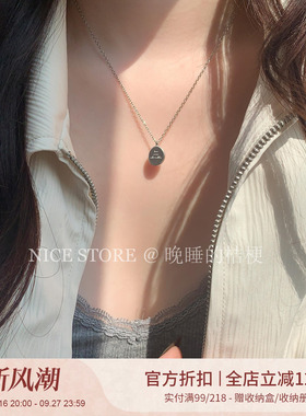 晚睡的桔梗「冬季恋曲」钛钢字母不规则圆牌毛衣链吊坠锁骨项链