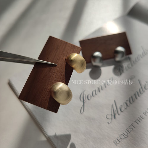 晚睡的桔梗高级感拉丝弯月耳钉