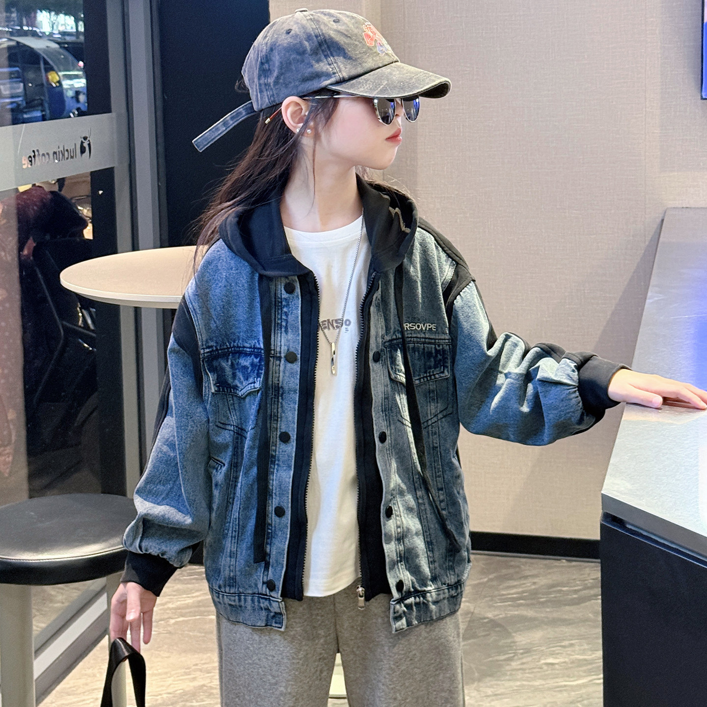 女童牛仔外套春秋装2026新款中大童儿童韩版女孩连帽上衣潮酷时尚