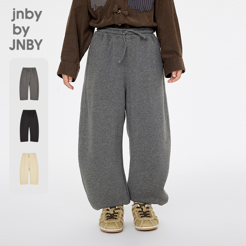 直筒宽松长裤，活动自如，孩子舒适快乐