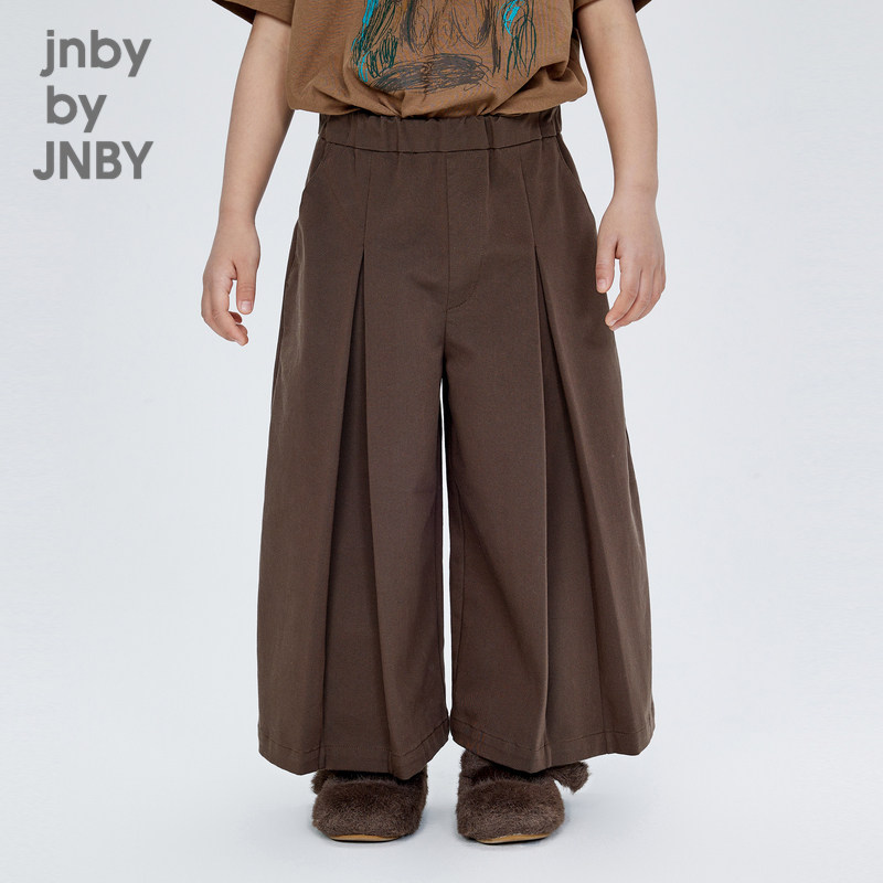 采用高密度织造的斜纹棉布，布面干净、细腻