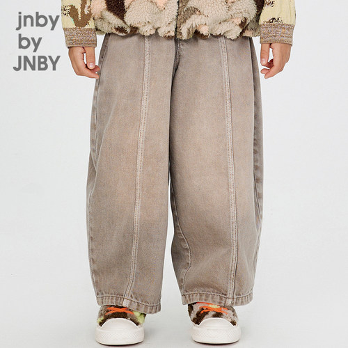 牛仔灯笼裤设计和宽松款式，随性休闲。