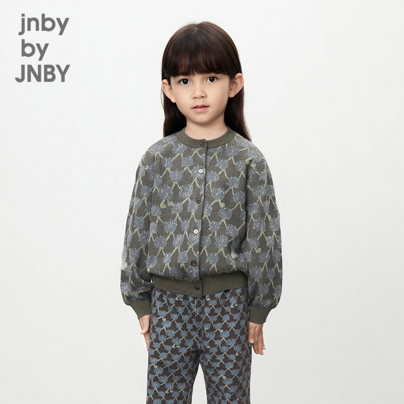 经典小开衫，兼具实用性，也可做造型单品