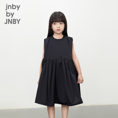 丝涤塔夫绸面料，有硬挺的轮廓，上身舒服