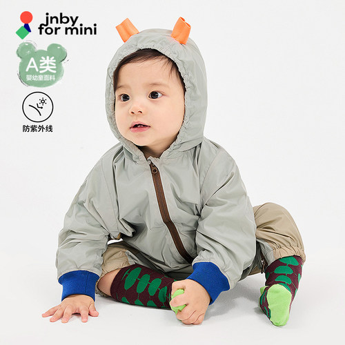 宽松连身装设计，连帽插肩袖，方便宝宝穿脱