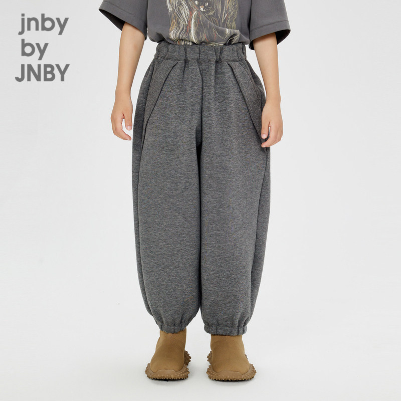 采用质量上乘针织面料，质地柔软，透气性强