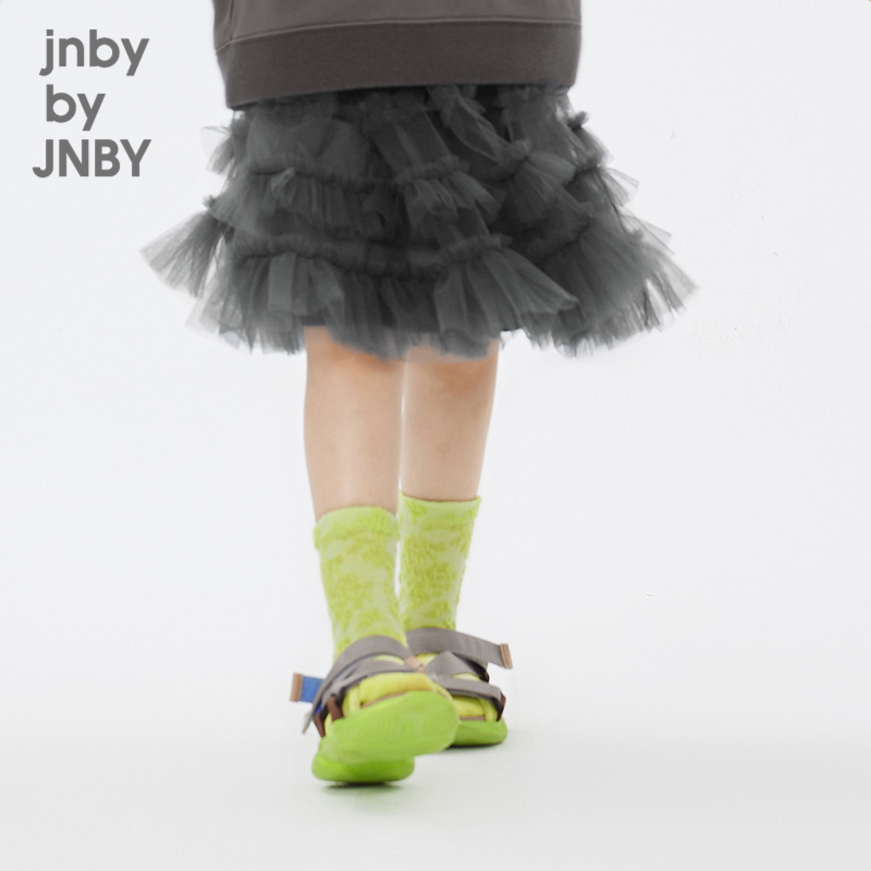 纱上的花边设计，让这条裙子的造型感更强