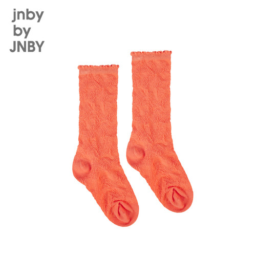 用线条描绘的小树，生动自然