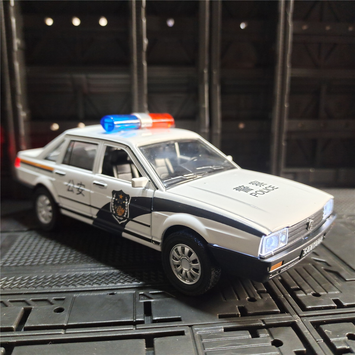 正品1:32大众桑塔纳警车四开门声光回力合金警察车模型儿童玩具