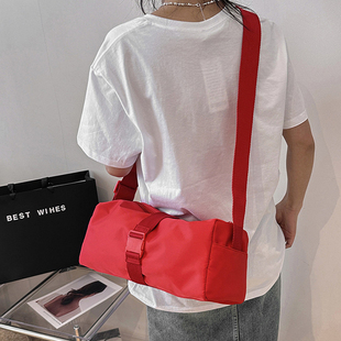 旅行化妆收纳包可爱吐司包休闲尼龙大容量运动风宽带单肩斜挎包