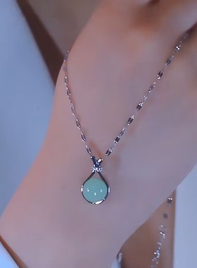 高级感绿色钱袋吊坠项链女爆款轻奢气质百搭小众设计感精美项链女