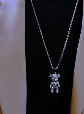 新款嘻哈可爱小熊毛衣女秋冬小众设计感搭卫衣挂件精美毛衣链女