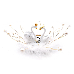 创意汽车梦幻白天鹅车载中控台皇冠羽毛垫摆件ins女神款装饰用品