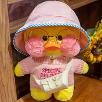 Розовая шляпа шляпа, пудрный свитер, белая сумка