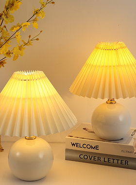 卧室床头灯网红灯北欧ins风少女温馨喂奶小夜灯高端陶瓷百褶台灯