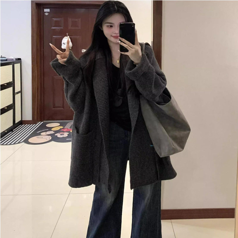 慵懒风灰色翻领连帽毛衣