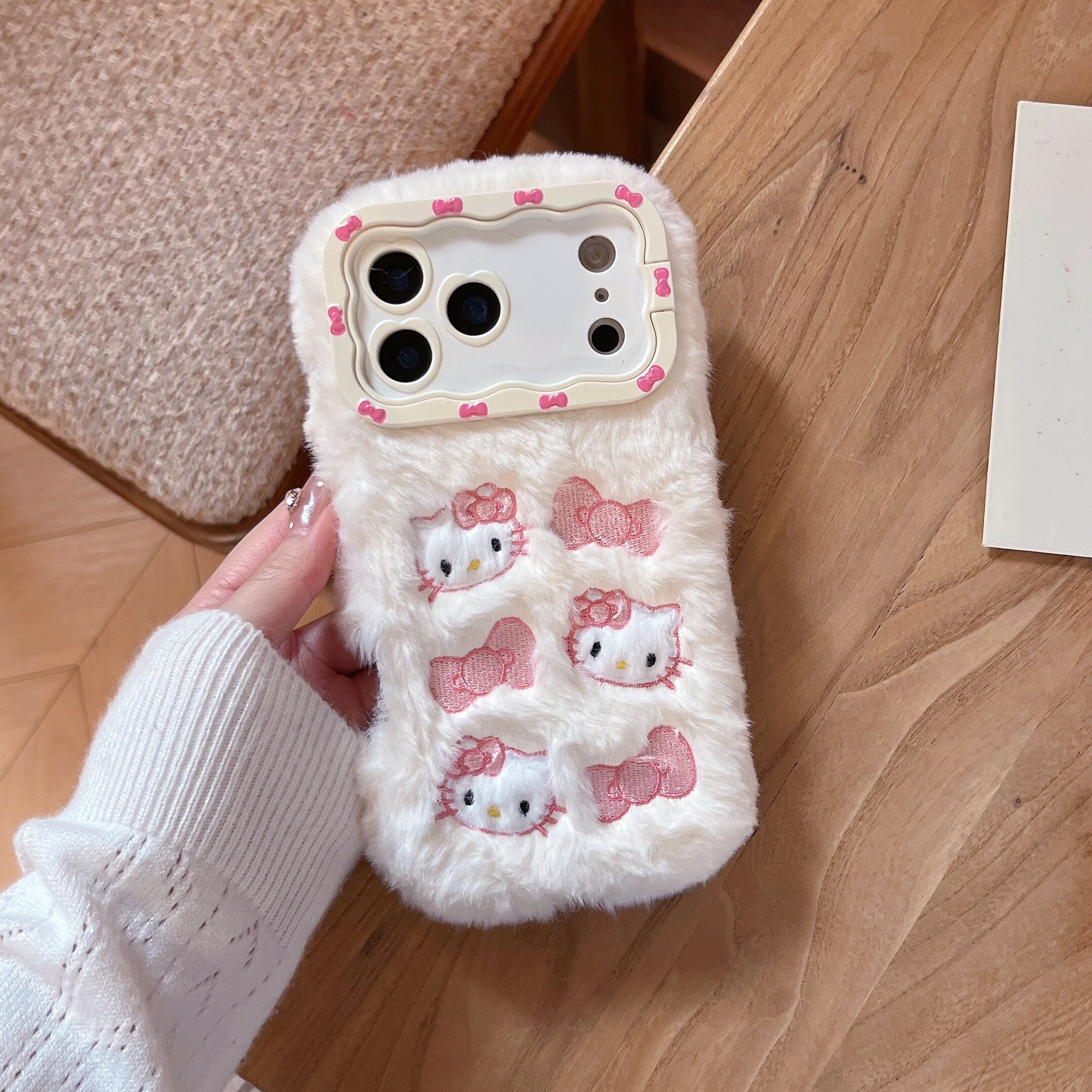 白色刺绣毛绒猫咪适用苹果18promax手机壳iPhone17Pro保护套16新款15pm女14秋冬氛围感13plus毛茸茸可爱卡通
