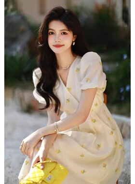 法式高级感碎花V领连衣裙女2024夏季新款系带高腰泡泡袖刺绣裙子