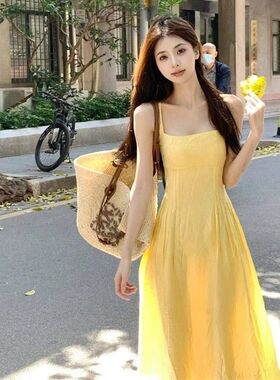 温柔风黄色吊带连衣裙子女夏季2024新款茶歇法式清新甜美桔梗长裙