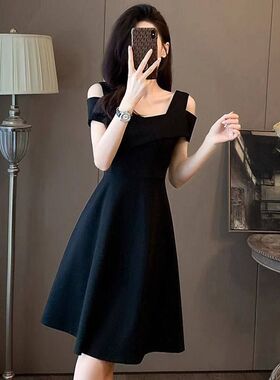 黑色法式露肩连衣裙女夏季2024新款气质显瘦小个子赫本风吊带裙子