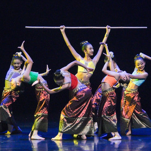 第十三届小荷风采澜波七影傣族演出服云南舞蹈服竹竿道具彩色服装