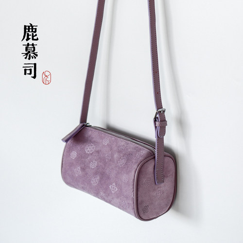 新中式国风宝相花汉服古风百搭斜挎可调节麂皮绒压花枕头包