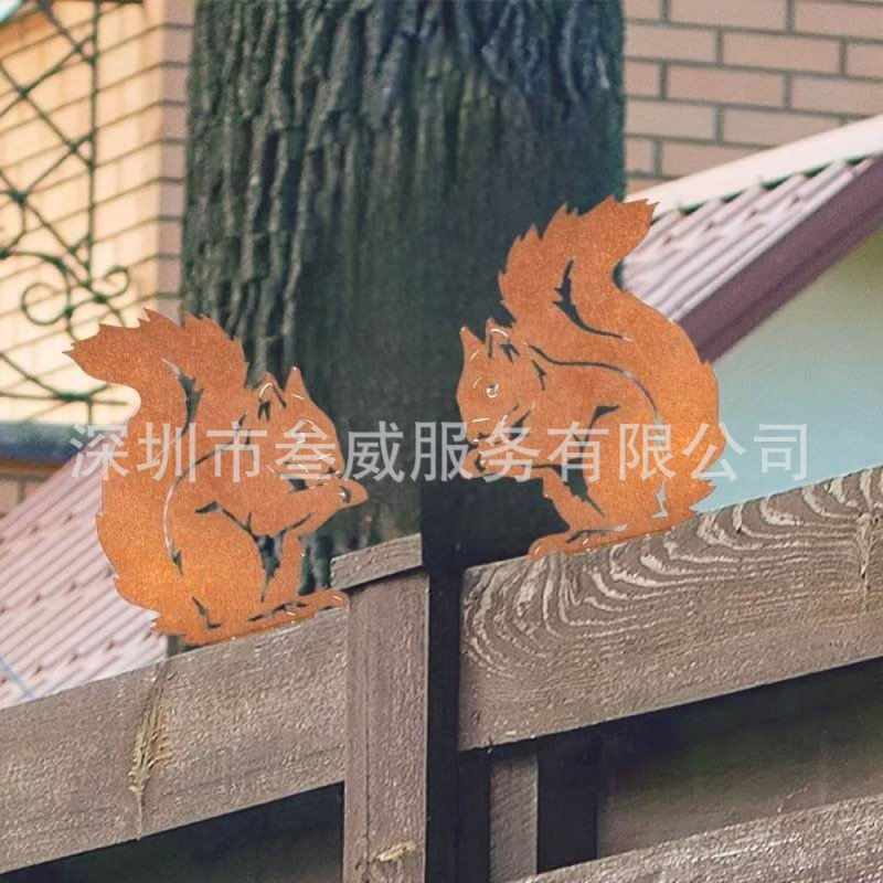 户外自然生锈的金属空心艺术松鼠工艺产品