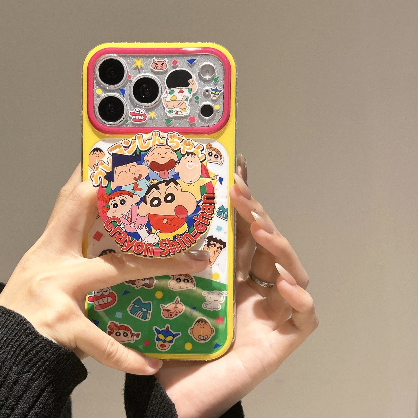 日本蜡笔小新卡通适用iPhone17ProMax手机壳苹果17磁吸外壳可爱睡衣小新小白超人16pro保护套情侣款15/14软壳