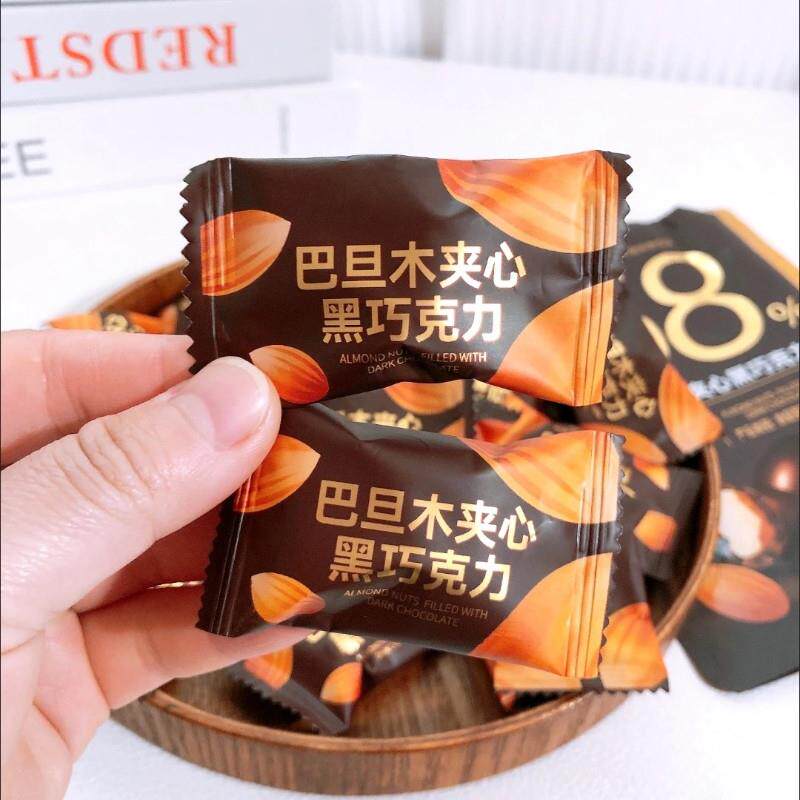 新货巴旦木夹心巧克力豆纯可可脂坚果黑巧克力网红圣诞节送礼
