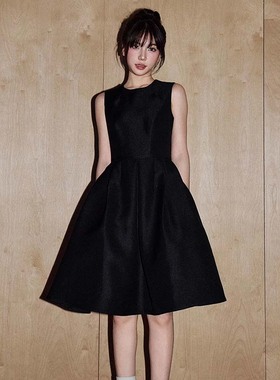 2026新款无袖收腰赫本裙设计感法式A字赫本连衣裙小黑裙礼服D3214