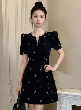 2026春季新款法式赫本风连衣裙女显瘦小个子黑色圆领a字短裙D1900