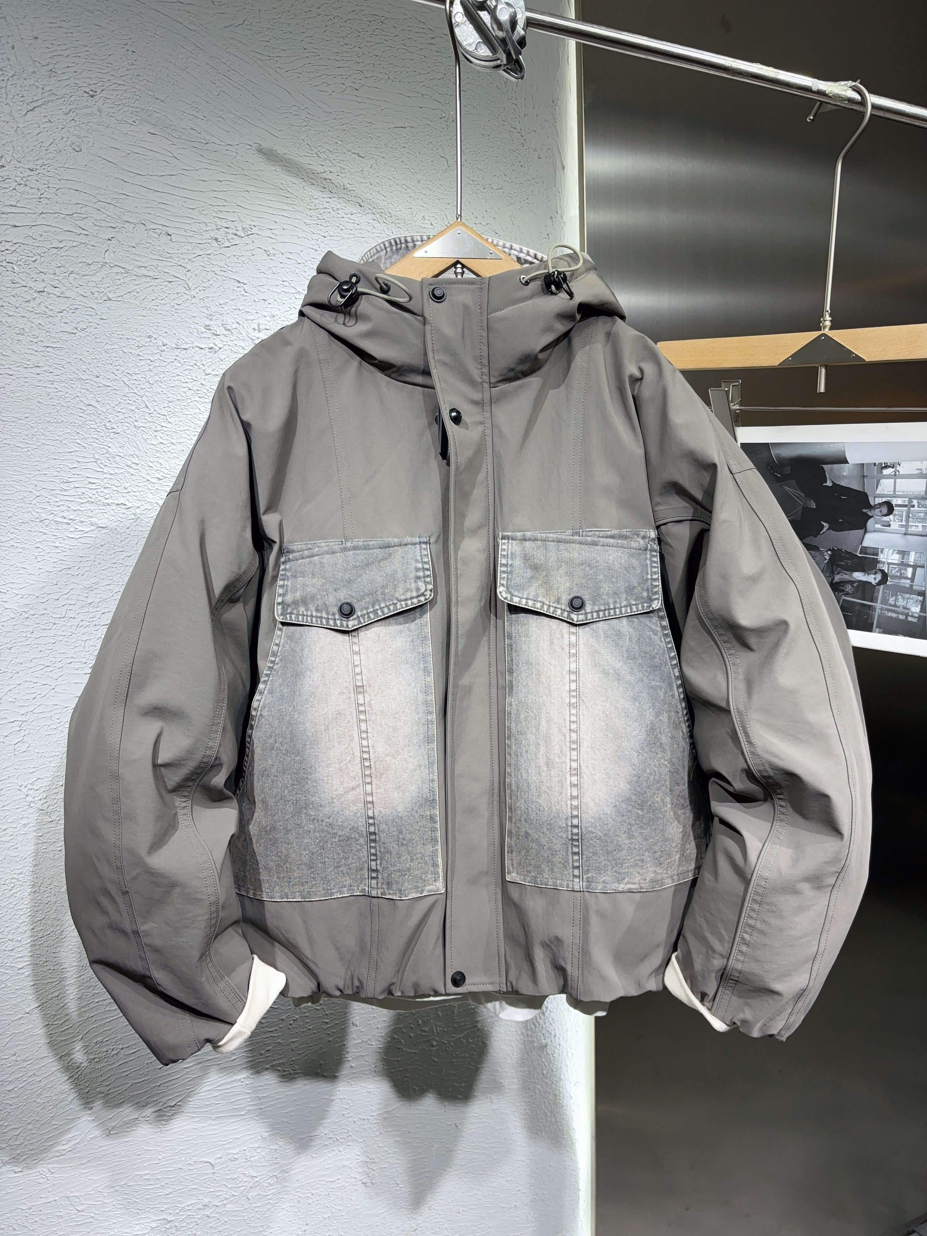 2025新款牛仔拼接工装白鸭绒连帽羽绒服男冬季潮牌设计感宽松外套