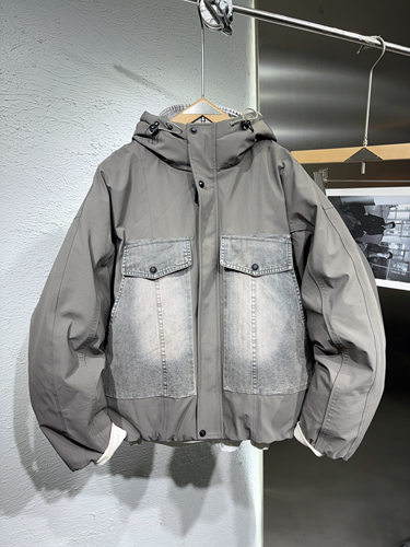 2025新款牛仔拼接工装白鸭绒连帽羽绒服男冬季潮牌设计感宽松外套