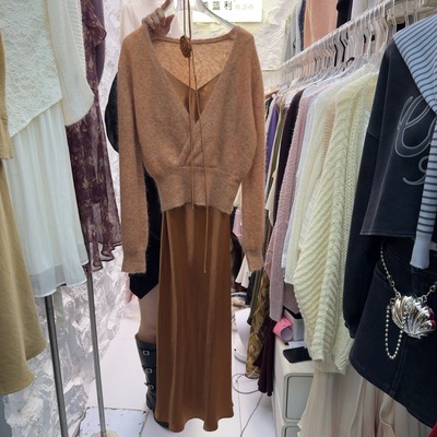 时尚V领针织开衫+吊带连衣裙套装