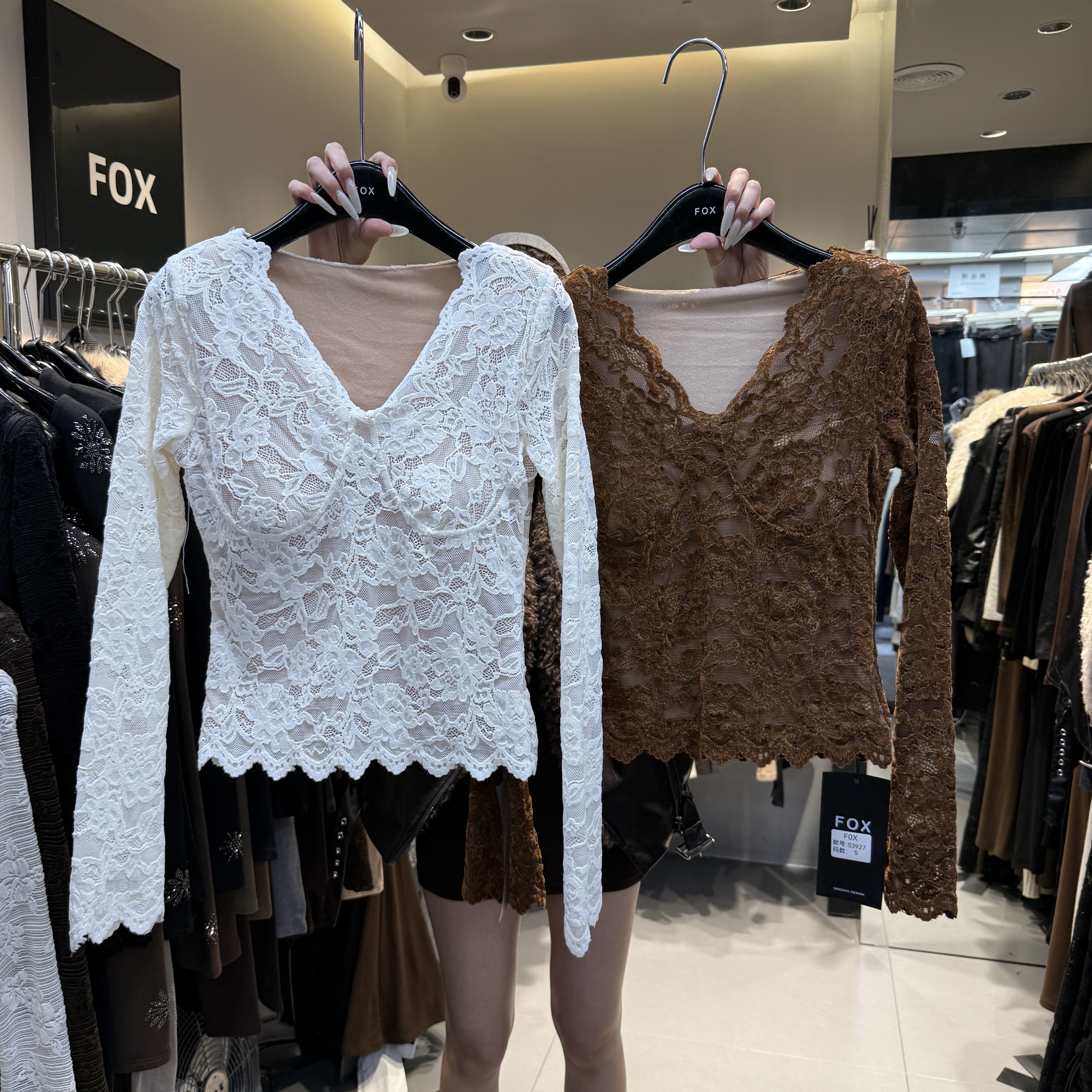 韩版时尚修身V领蕾丝打底衫女