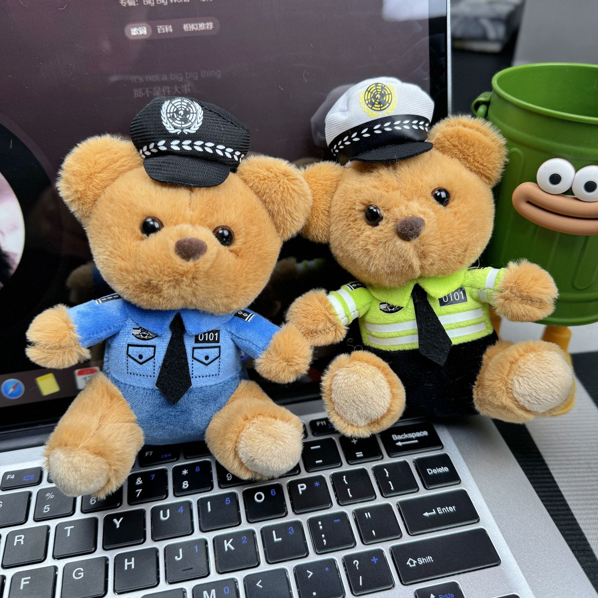 网红警察小熊交警玩偶挂件毛绒绒