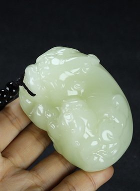 天然新疆和田青白玉貔貅手把件