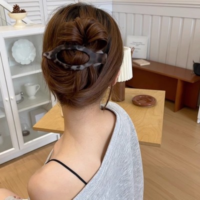 豹纹盘发鸭嘴夹简约时尚慵懒风