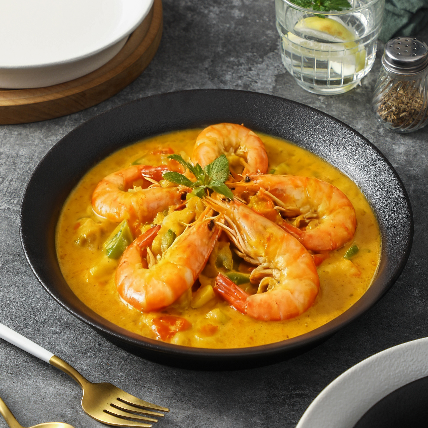 黑色陶瓷圆盘大虾咖喱汤盘