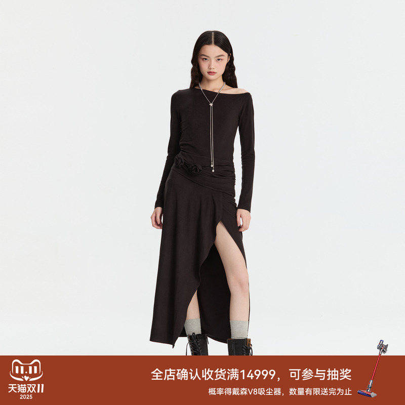 REVAN芮范新品设计师款浪漫摩登斜肩连衣裙RM91101159